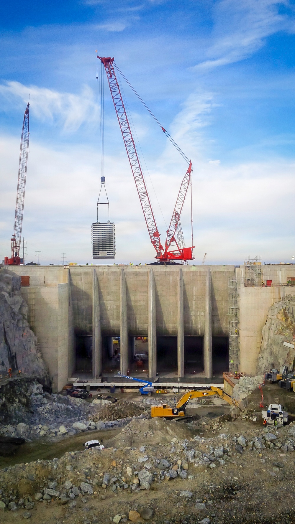 Bulkhead gate installed at Folsom Dam auxiliary spillway
