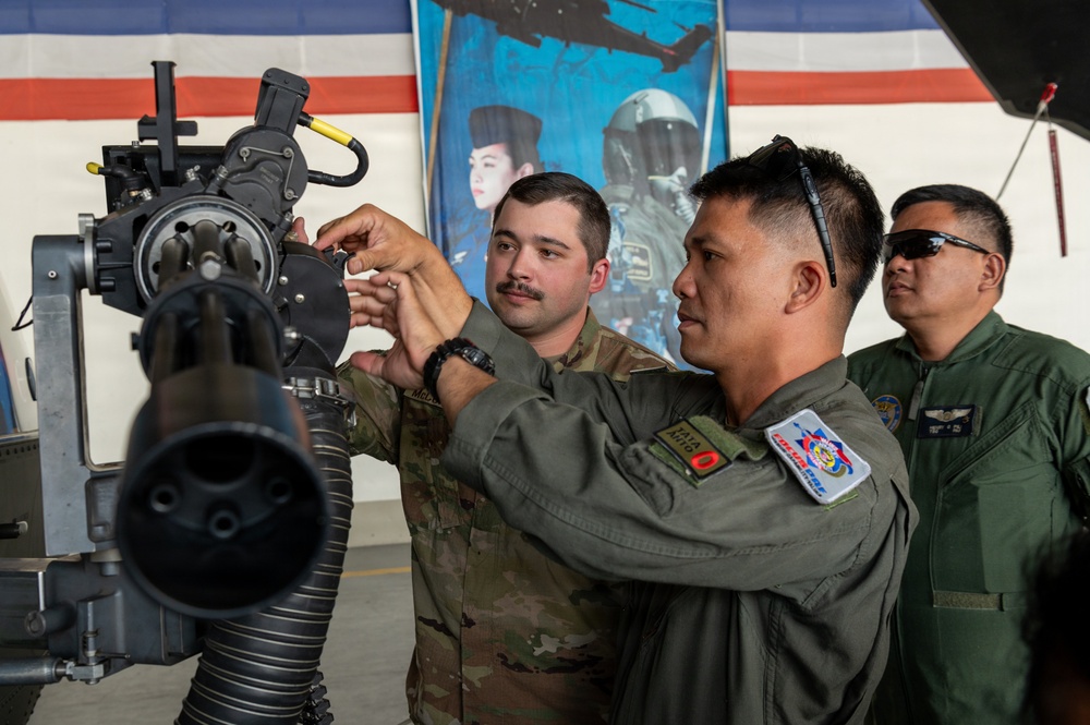 Hawai‘i and Philippine Aircrews Mark Rare Bilateral Milestone Aboard Shared Aircraft