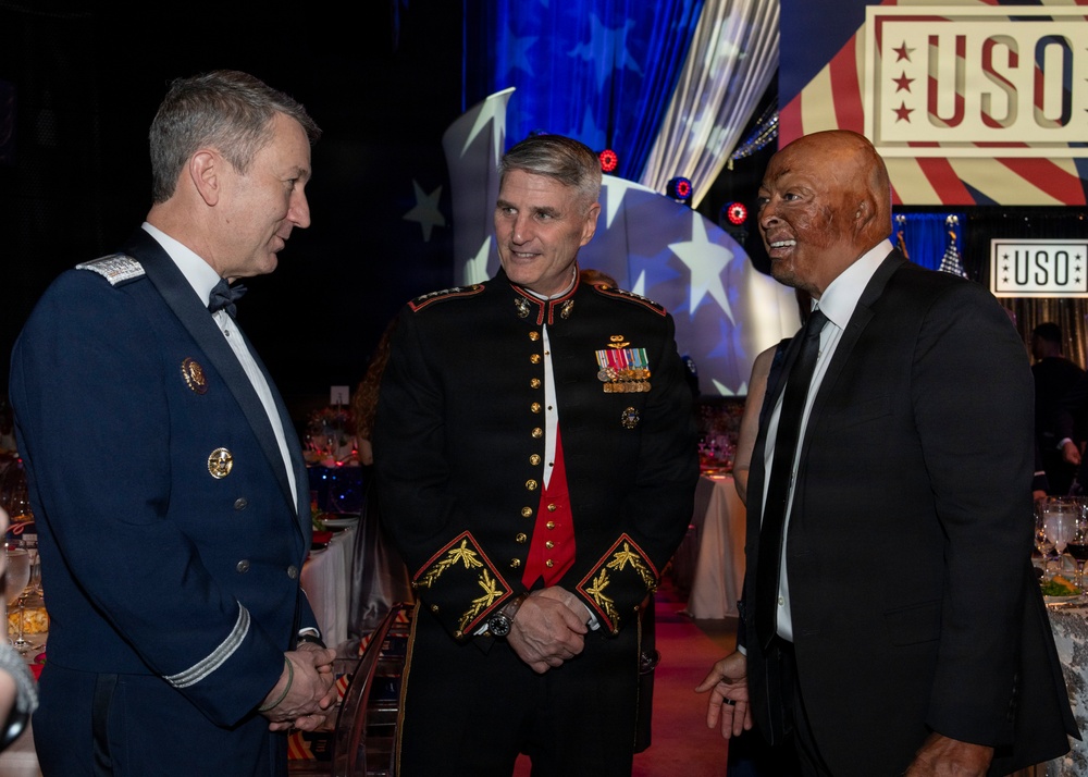 CJCS &amp; VCJCS honor USO Service Members of the Year