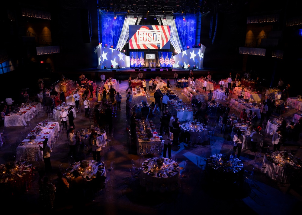 CJCS &amp; VCJCS honor USO Service Members of the Year