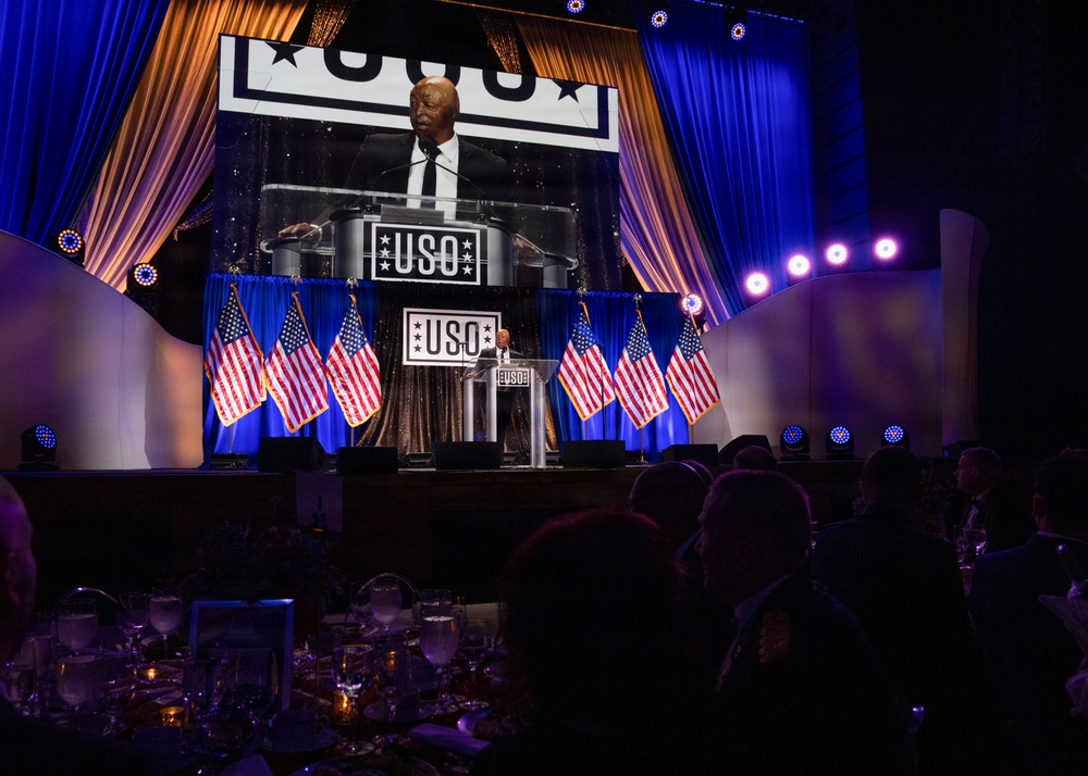 CJCS &amp; VCJCS honor USO Service Members of the Year