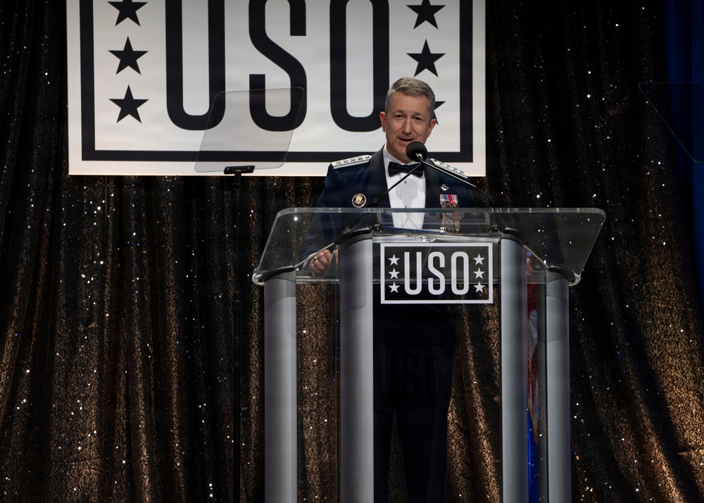 CJCS &amp; VCJCS honor USO Service Members of the Year