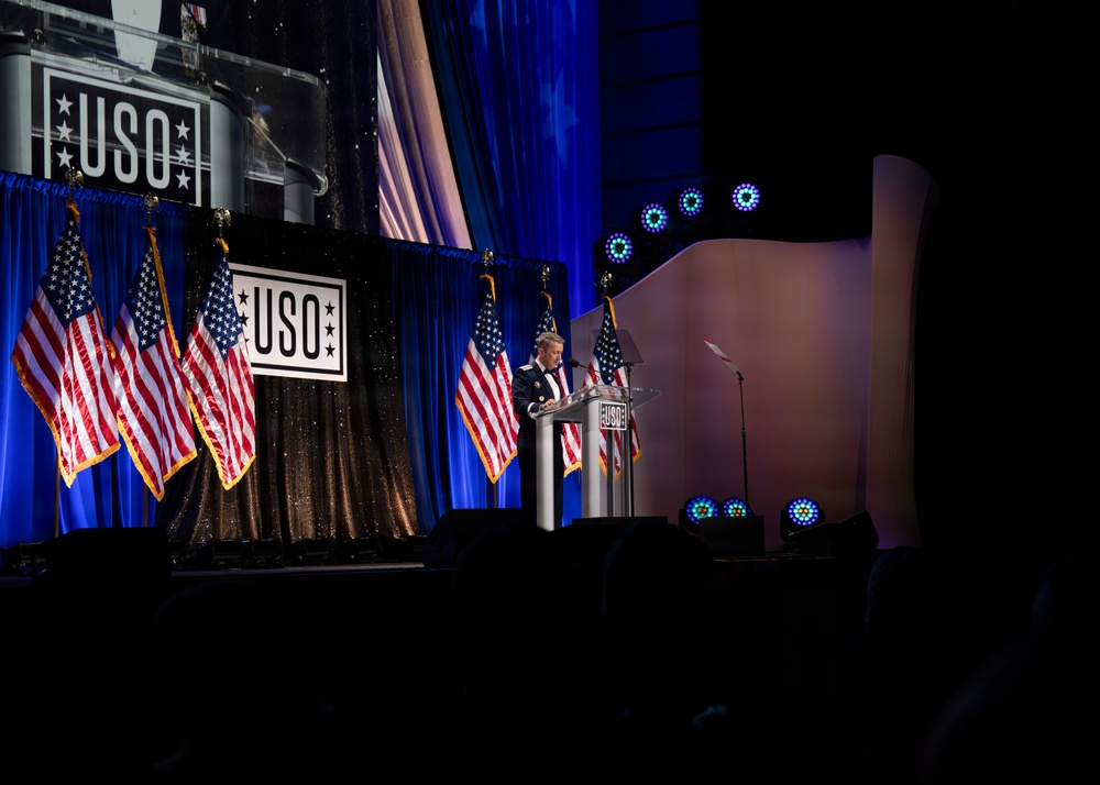 CJCS &amp; VCJCS honor USO Service Members of the Year