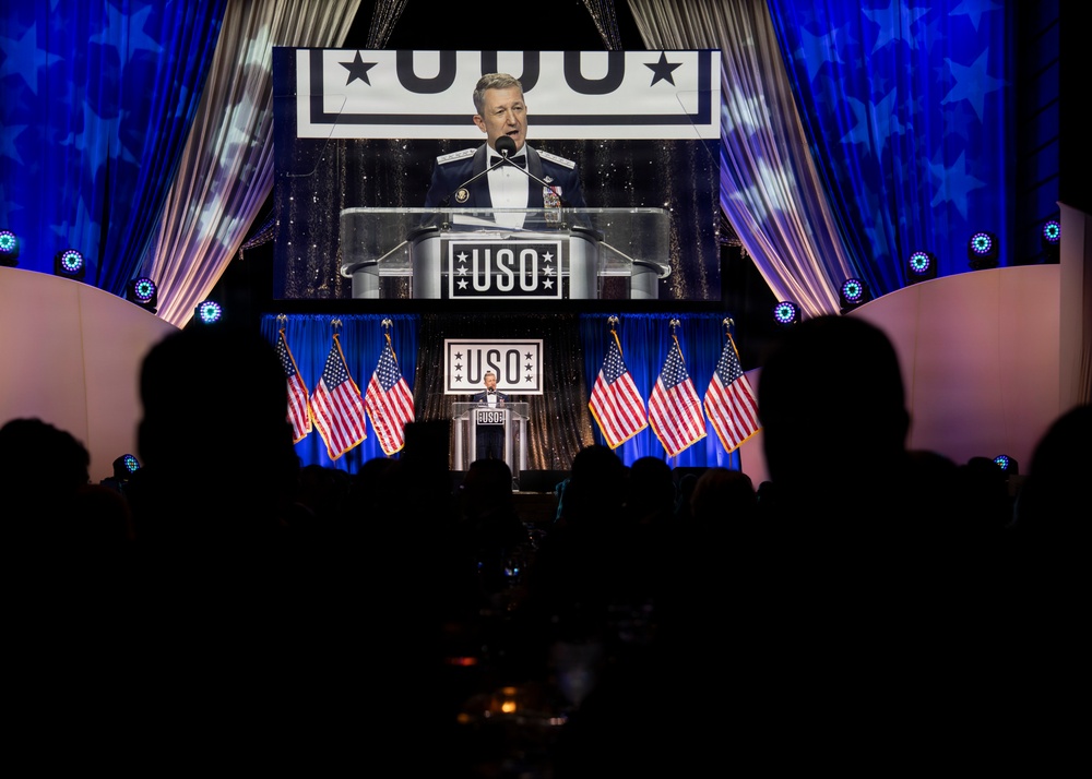 CJCS &amp; VCJCS honor USO Service Members of the Year