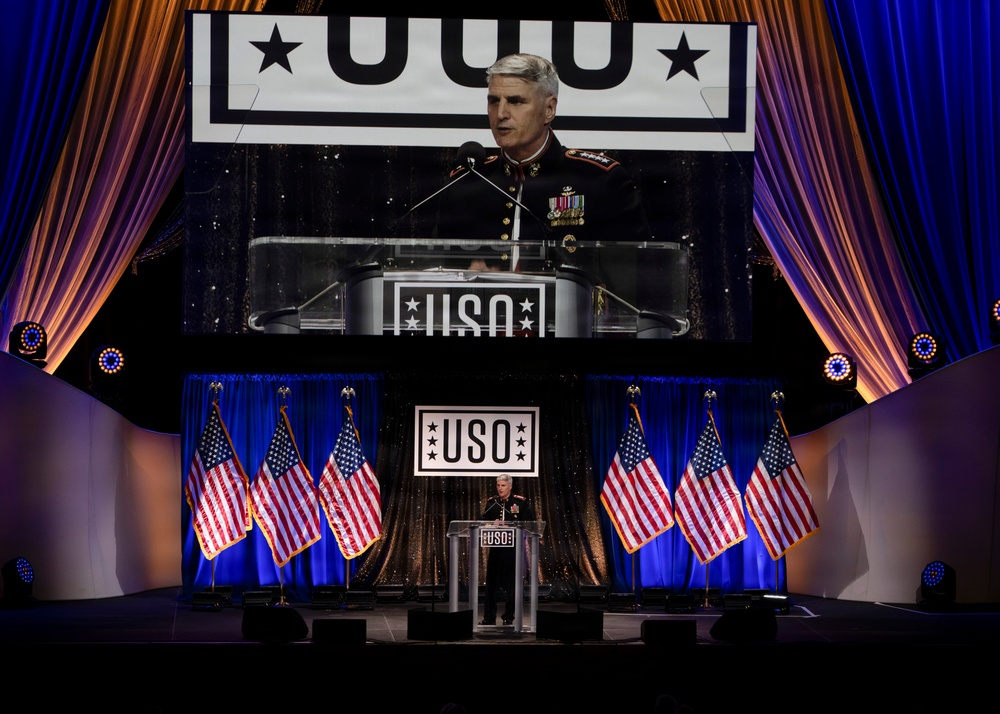 CJCS &amp; VCJCS honor USO Service Members of the Year