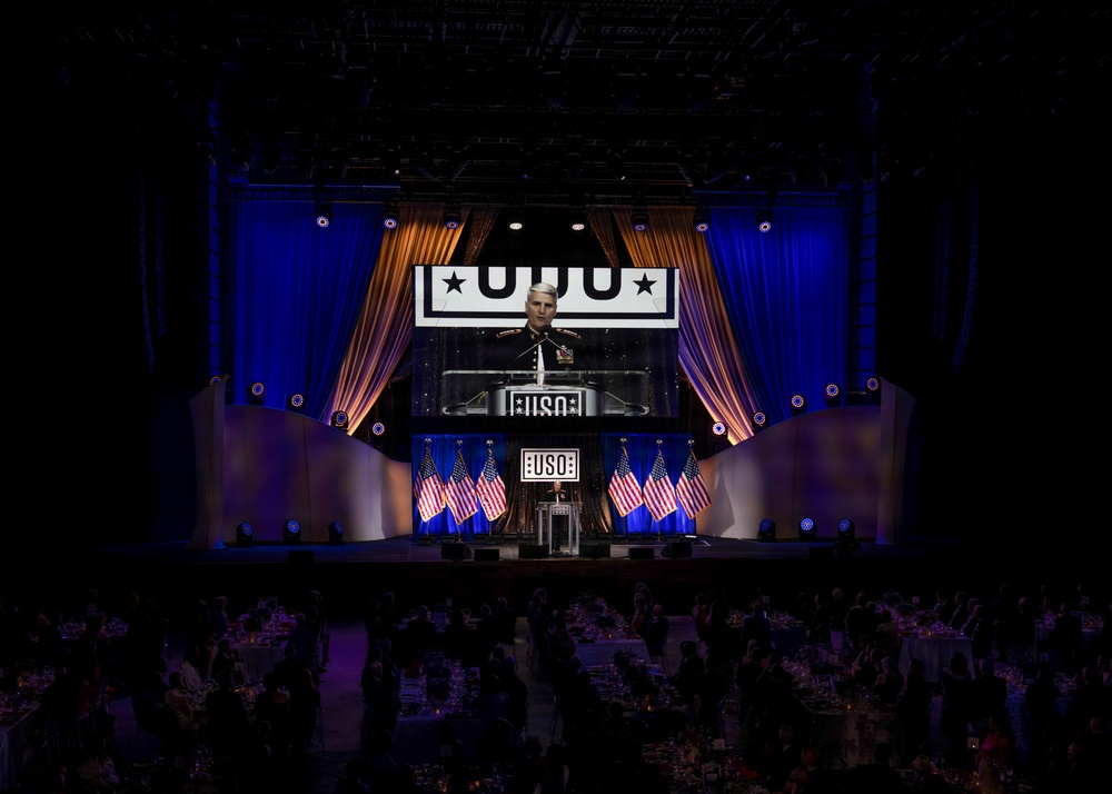 CJCS &amp; VCJCS honor USO Service Members of the Year