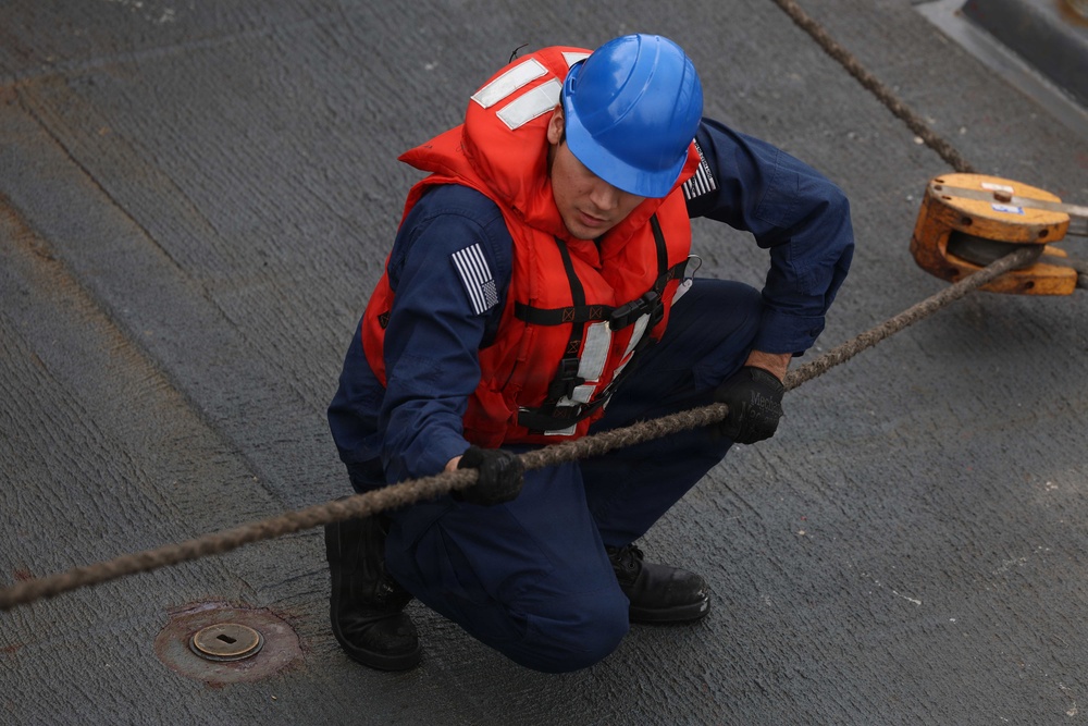 USS Thomas Hudner (DDG 116) Conducts Replenishment-at-Sea