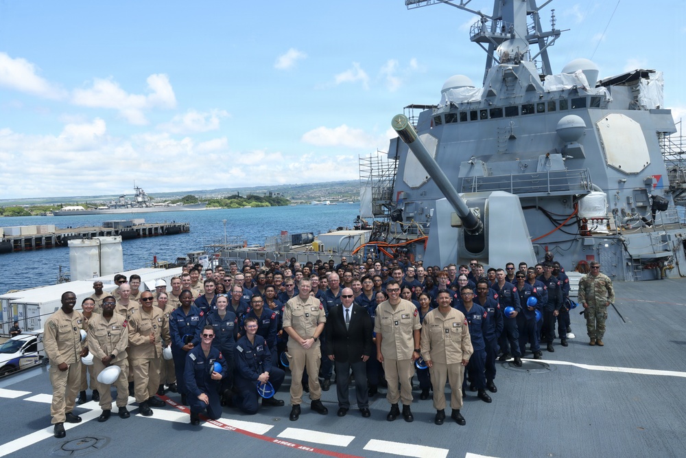 Senior Advisor to Secretary of War Visits Sailors aboard USS William P. Lawrence