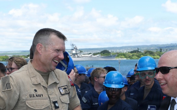Senior Advisor to Secretary of War Visits Sailors aboard USS William P. Lawrence
