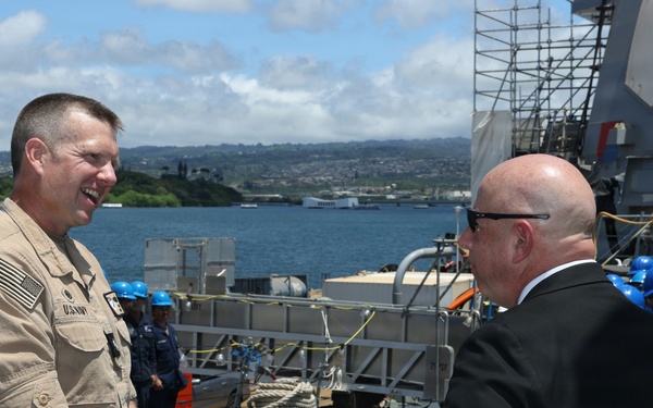 Senior Advisor to Secretary of War Visits Sailors aboard USS William P. Lawrence