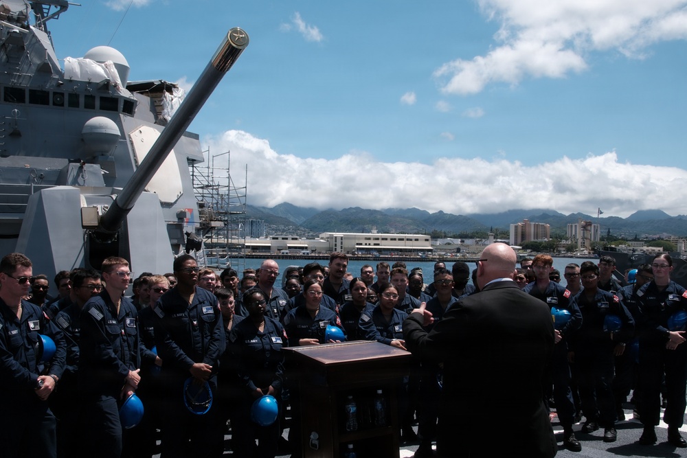 Senior Advisor to Secretary of War Visits Sailors aboard USS William P. Lawrence