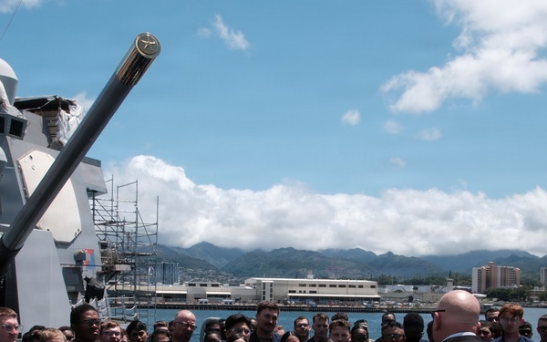 Senior Advisor to Secretary of War Visits Sailors aboard USS William P. Lawrence