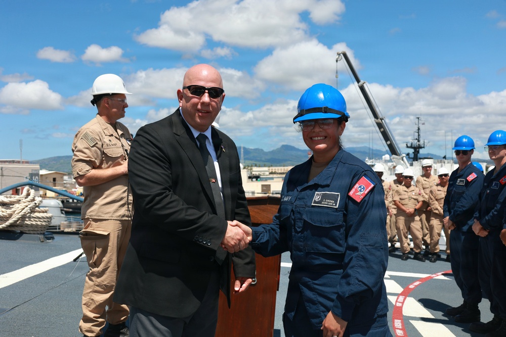 Senior Advisor to Secretary of War Visits Sailors aboard USS William P. Lawrence