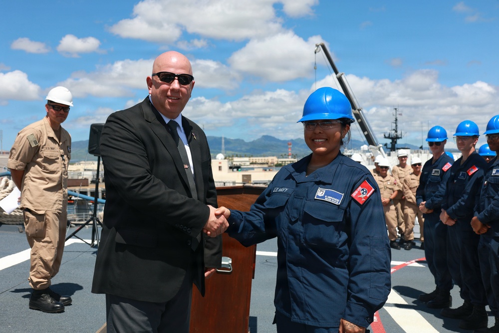 Senior Advisor to Secretary of War Visits Sailors aboard USS William P. Lawrence