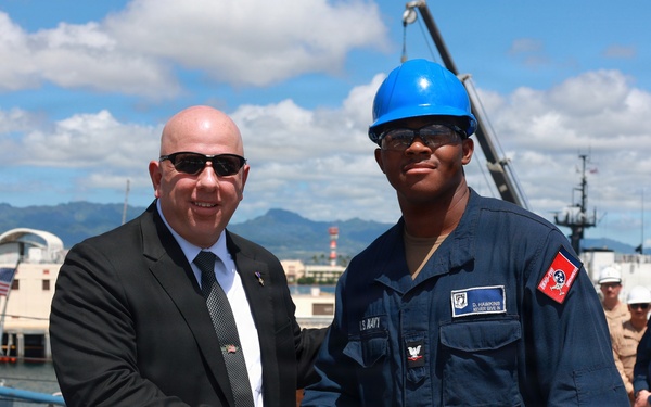 Senior Advisor to Secretary of War Visits Sailors aboard USS William P. Lawrence