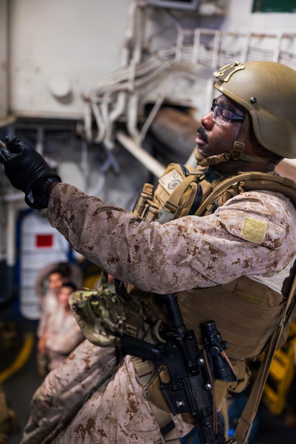 11th MEU Marines, Sailors Conduct Rappel Training Aboard USS Boxer