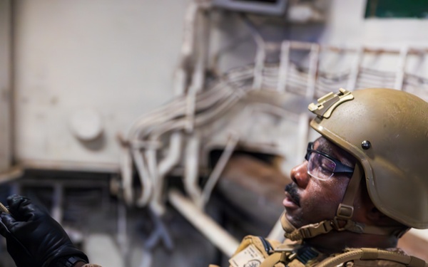 11th MEU Marines, Sailors Conduct Rappel Training Aboard USS Boxer