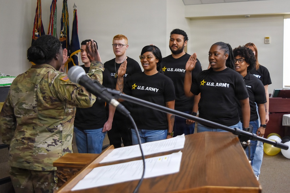 Army Reserve Soldiers celebrate 118 years of service