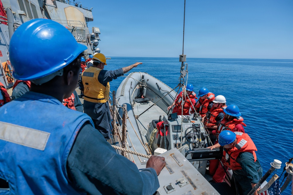 Small Boat Operations aboard USS Gonzalez (DDG 66))
