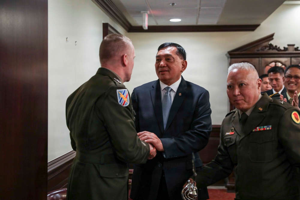 Carden meets with Indonesian Minister of Defense