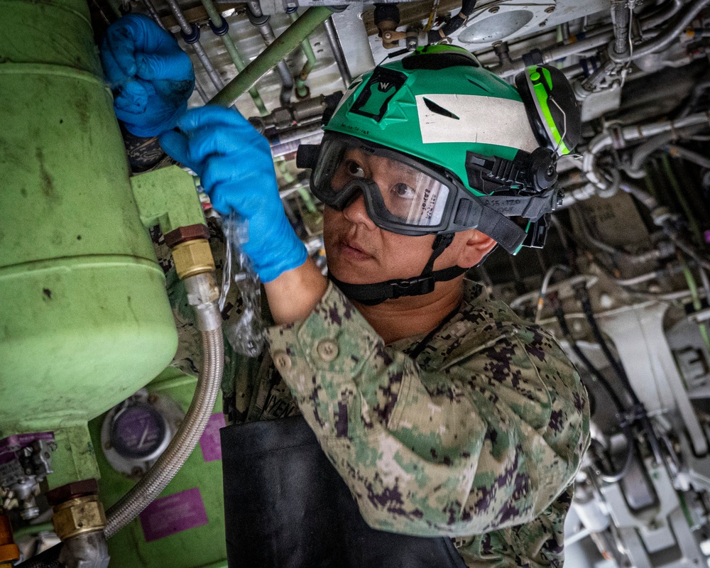 VP-26 Tridents Perform Hydraulic Maintenance on P-8A Poseidon