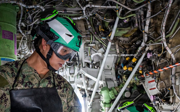 VP-26 Tridents Perform Hydraulic Maintenance on P-8A Poseidon