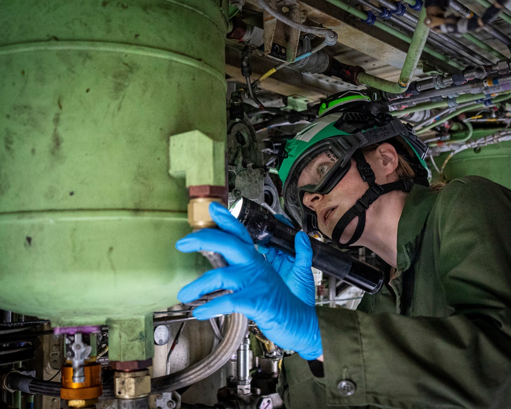 VP-26 Tridents Perform Hydraulic Maintenance on P-8A Poseidon