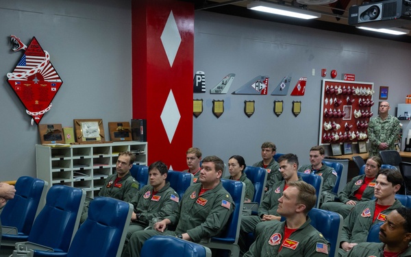 Vice Adm. Hannifin visits Carrier Air Wing 5