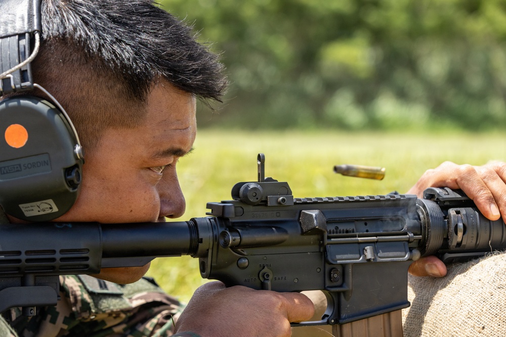 Competitors Zero M4A1 Carbines During PLFTRC