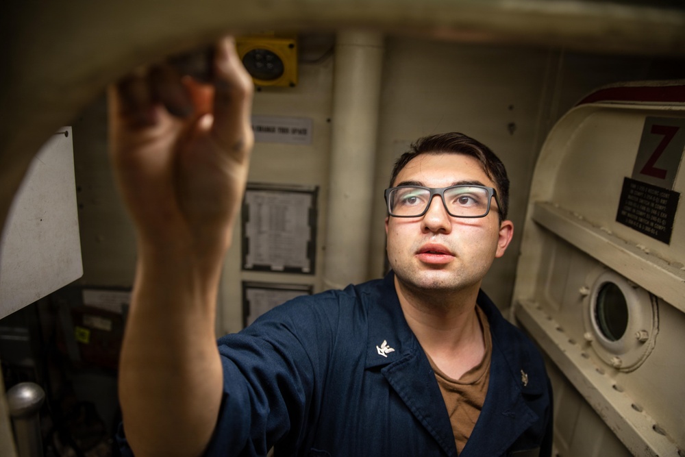 USS Mitscher (DDG 57) Sailor conducts hatch maintenance