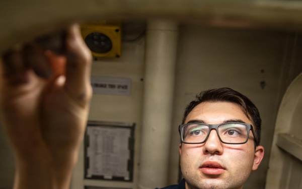 USS Mitscher (DDG 57) Sailor conducts hatch maintenance