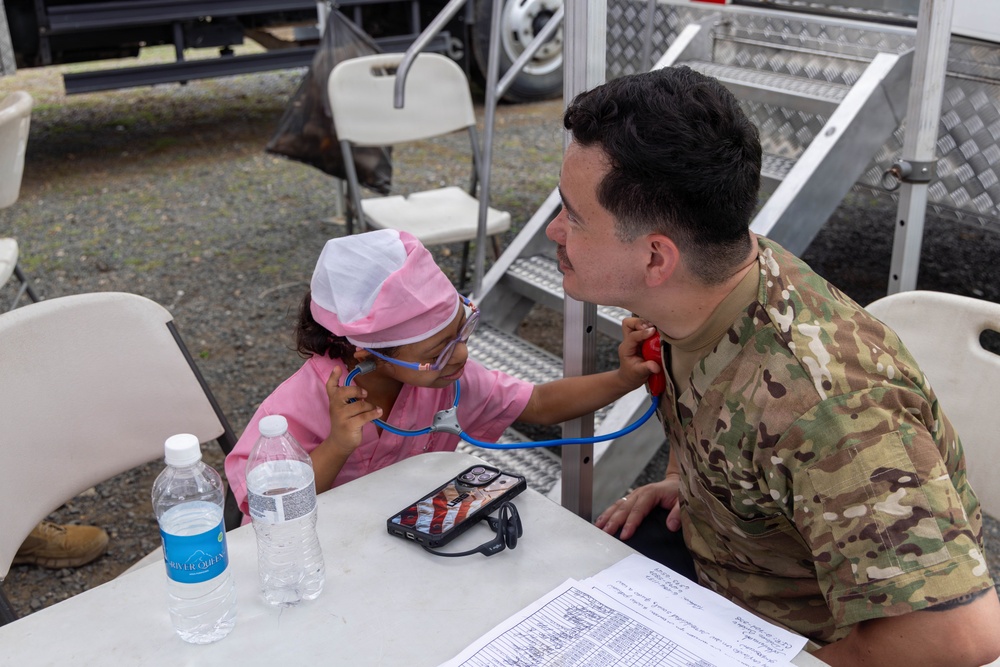U.S. Service Members Deliver Eyeglasses to Local Community in Panama