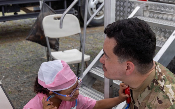 U.S. Service Members Deliver Eyeglasses to Local Community in Panama