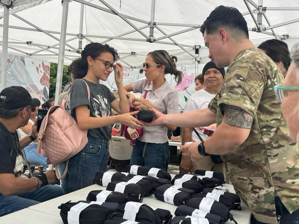 U.S. Service Members Deliver Eyeglasses to Local Community in Panama