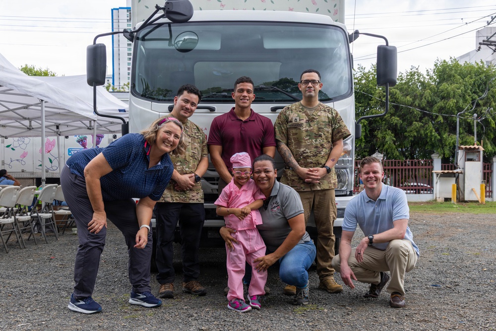 U.S. Service Members Deliver Eyeglasses to Local Community in Panama