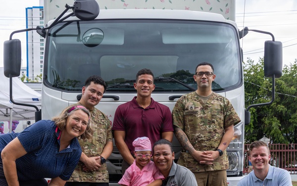 U.S. Service Members Deliver Eyeglasses to Local Community in Panama