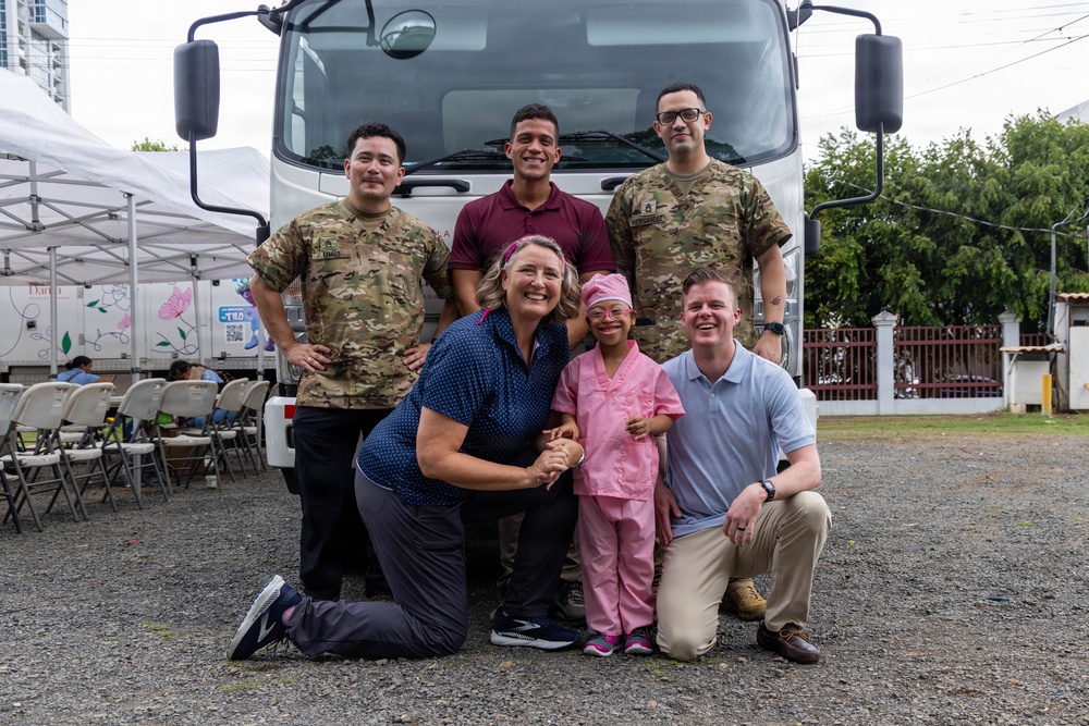 U.S. Service Members Deliver Eyeglasses to Local Community in Panama