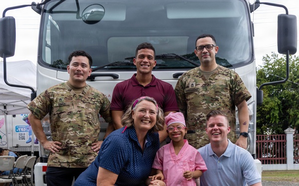 U.S. Service Members Deliver Eyeglasses to Local Community in Panama