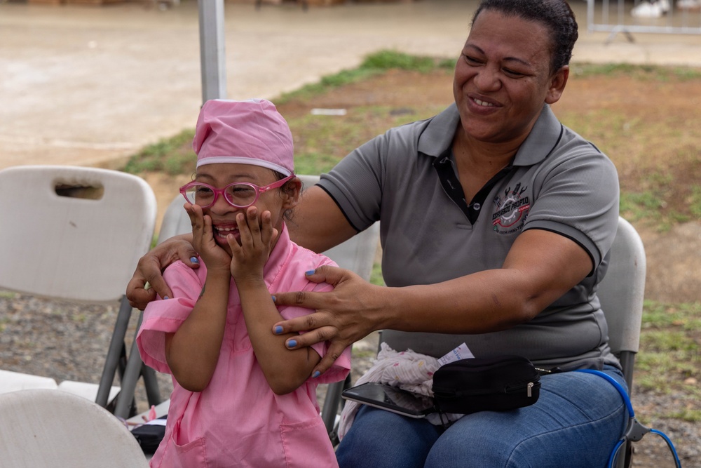 U.S. Service Members Deliver Eyeglasses to Local Community in Panama