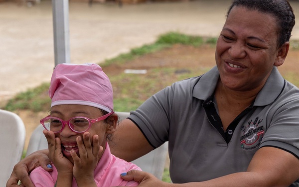 U.S. Service Members Deliver Eyeglasses to Local Community in Panama