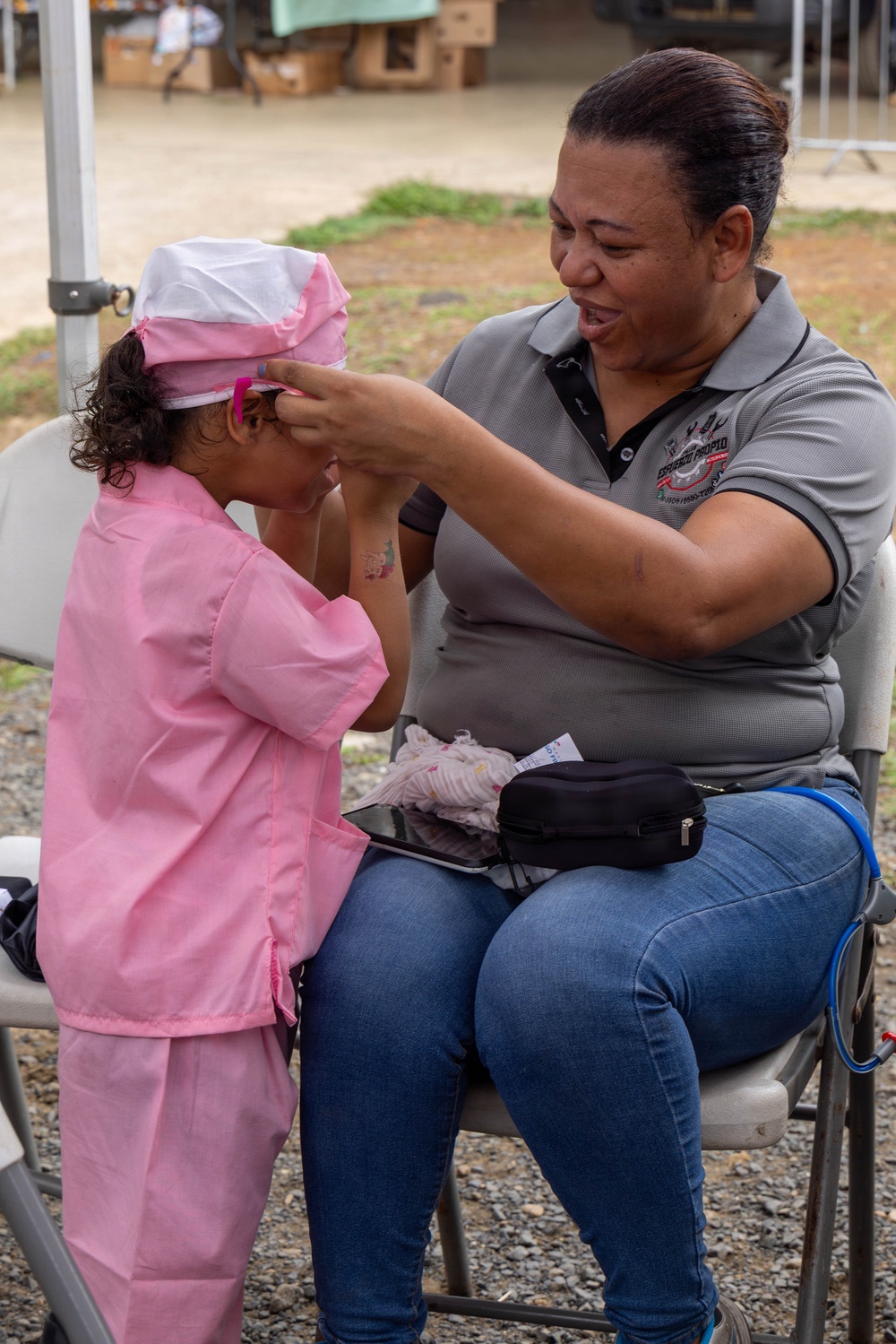 U.S. Service Members Deliver Eyeglasses to Local Community in Panama
