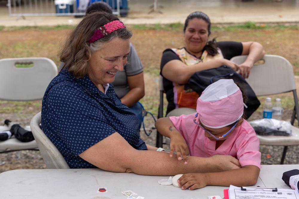 U.S. Service Members Deliver Eyeglasses to Local Community in Panama