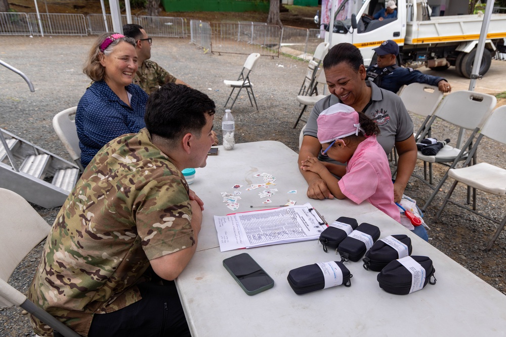 U.S. Service Members Deliver Eyeglasses to Local Community in Panama