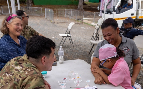 U.S. Service Members Deliver Eyeglasses to Local Community in Panama