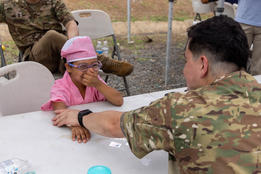 U.S. Service Members Deliver Eyeglasses to Local Community in Panama