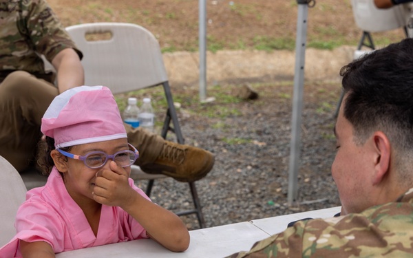 U.S. Service Members Deliver Eyeglasses to Local Community in Panama