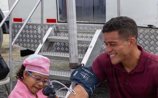U.S. Service Members Deliver Eyeglasses to Local Community in Panama