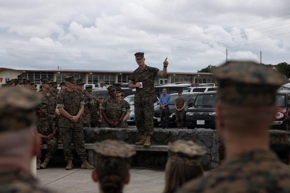 U.S. Marines Receive Navy and Marine Corps Achievement Medal from 3rd Marine Division Commanding General