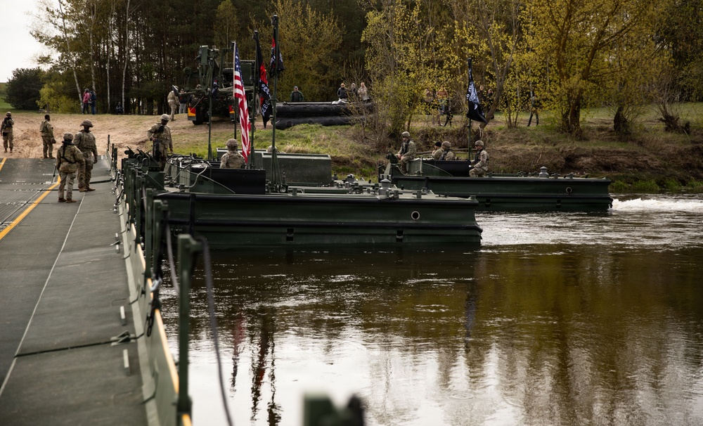 U.S. Soldiers traverse a wet gap crossing during Saber Strike