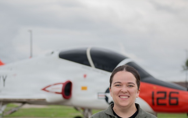 LT Sarah Beadle Poses Infront of T-6